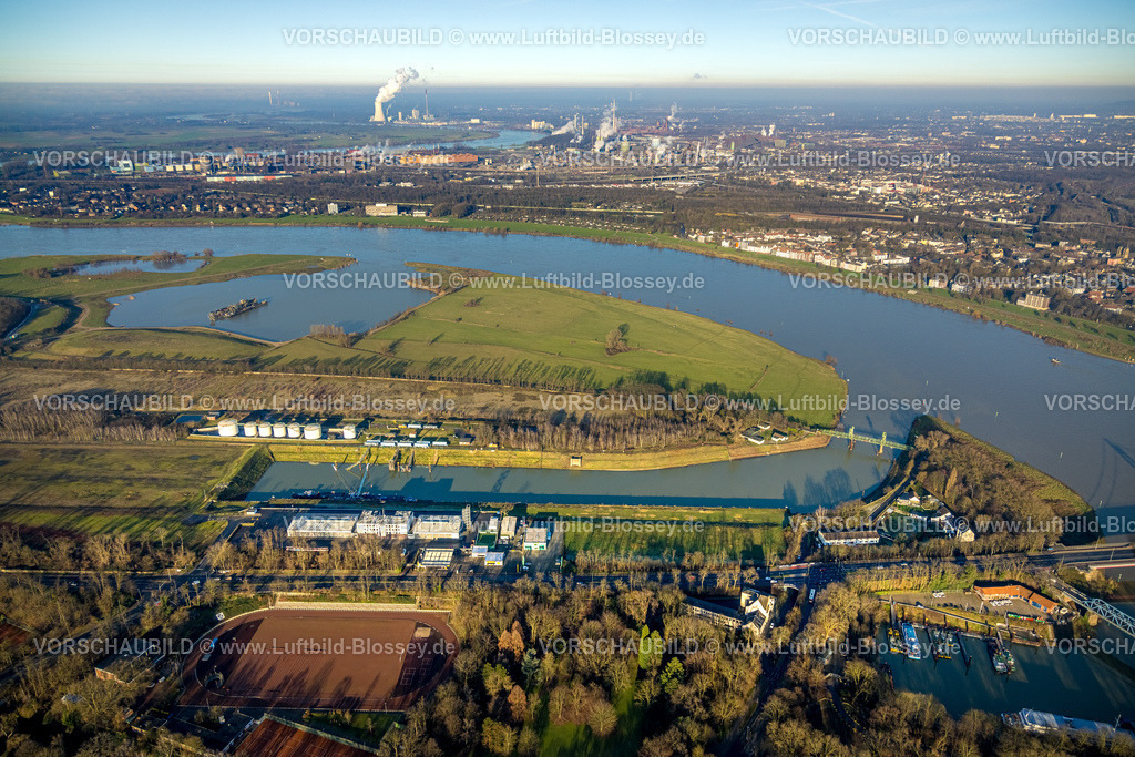 Duisburg241202352 | Luftbild, Hubbrücke Rheinpreußenhafen 1931/32 und Fluss Rhein, hinten das STEAG Kraftwerk Walsum und thssenkrupp Steel, Alt-Homberg, Duisburg, Ruhrgebiet, Nordrhein-Westfalen, Deutschland