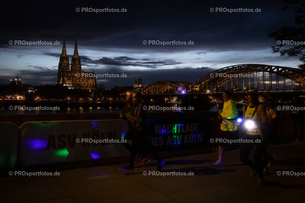 23. ASV Nachtlauf; Koeln, 13.05.26 | Impressionen vom 23. ASV Nachtlauf am 13.05.26 am Tanzbrunnen in Koeln. Foto: BEAUTIFUL SPORTS/Leah Kohring