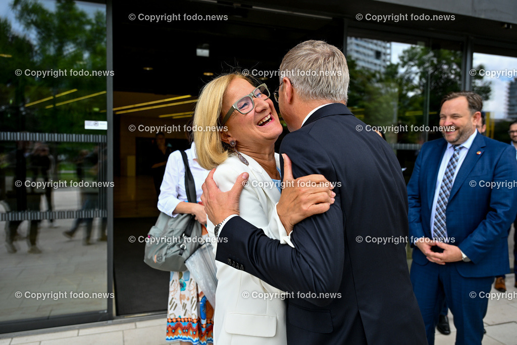 Pressekonferenz Land Ooe_ Oberoesterreich uebernimmt den Vorsitz in der Landeshauptleute-Konferenz_ 03.07.2024-27 | 03.07.2024, Linz, AUT, Pressekonferenz Land Ooe, Oberoesterreich uebernimmt den Vorsitz in der Landeshauptleute-Konferenz, im Bild Johanna Mikl-Leitner (VP, Landeshauptfrau Niederoesterreich), Thomas Stelzer (VP, Landeshauptmann Oberoesterreich)