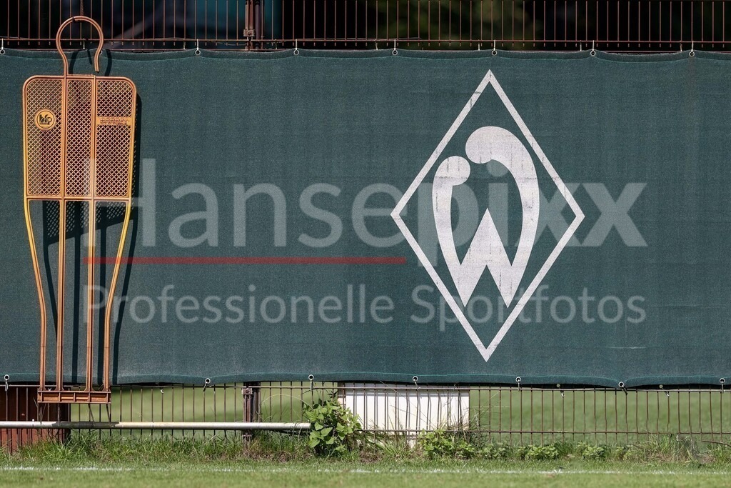 Fussball, Google Pixel Frauen-Bundesliga, Training SV Werder Bremen | Ein Zaunbanner mit der Werderraute, dem Vereinslogo des SV Werder Bremen und einer Trainingsfigur, Symbolfoto, Symbolbild Fussball, Fußball, Symbol