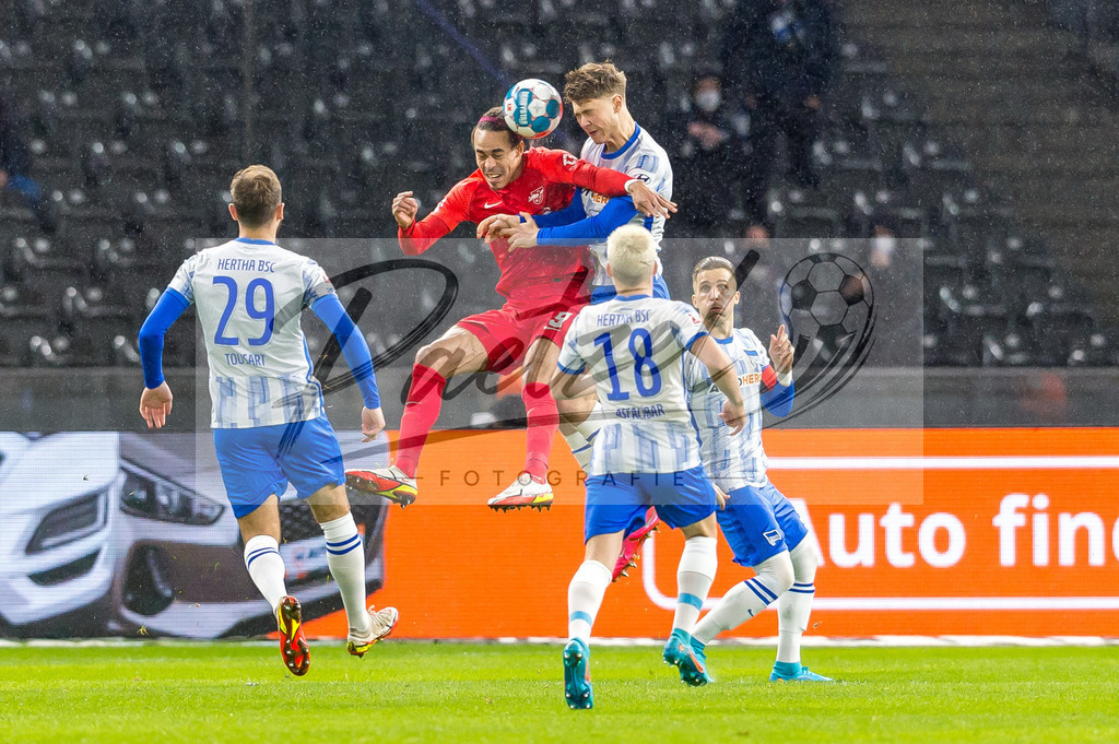 BSCRBL20220220_021 | Fussball, Herren: Yussuf Poulsen (RB Leipzig) und Linus Jasper Gechter (Hertha BSC) im Zweikampf bei dem Spiel der 1. Bundesliga zwischen Hertha BSC und RB Leipzig im Olypiastadion am 20.02.2022 in Berlin, Deutschland.DFB / DFL REGULATIONS PROHIBIT ANY USE OF PHOTOGRAPHS AS IMAGE SEQUENCES AND/OR QUASI-VIDEO. - Realisiert mit Pictrs.com