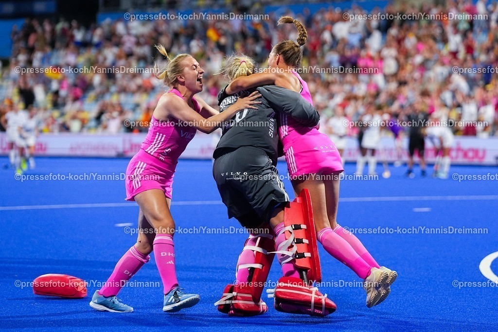 xydrx15082504072 | 15.08.2025, xydrx, Frauen EuroHockey Championship 2025, Halbfinale, Belgien - Deutschland, Sparkassenpark Mönchengladbach: Sophia Schwabe (GER #8) und Julia Sonntag (GER #20) und Sara Strauss (GER #21) jubeln über den Final einzug