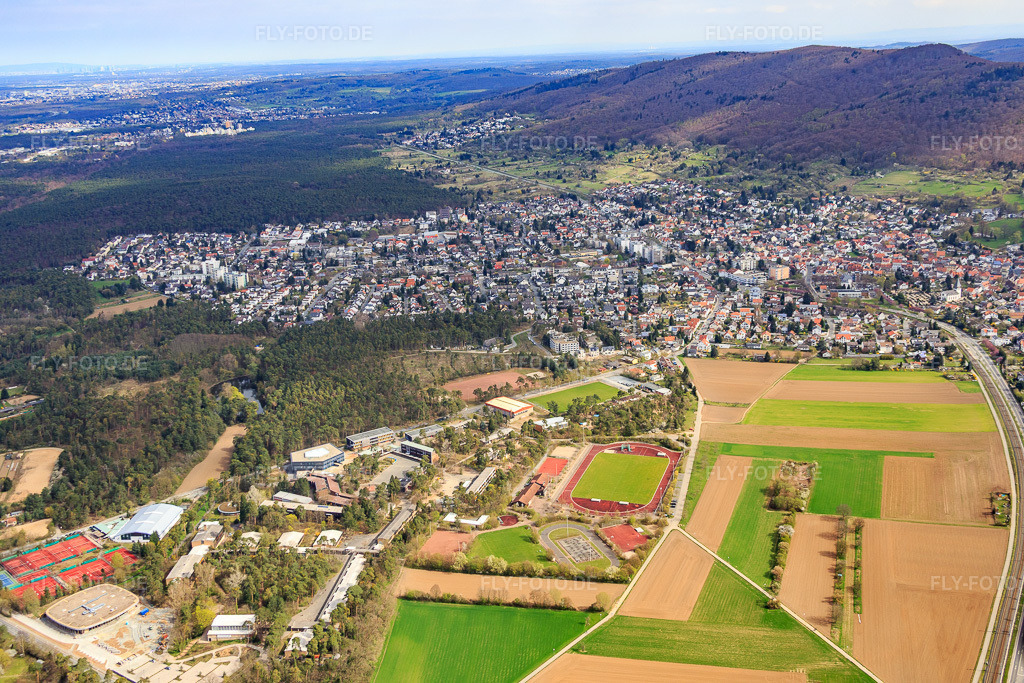 Luftbild: Schuldorf mit Gesamtschule , Dahrsbergschule Bergstraße, State International School Seeheim, Christian-Stock-Stadion und Sporthalle an der Düne  siss-secondary-home im Ortsteil Jugenheim an der Bergstrasse in Seeheim-Jugenheim im Bundesland Hessen in Deutschland.Foto: IMG_077190.jpg vom 12.04.2015 durch Werner Riehm/FLY-FOTO.deSchuldorf BergstraßeSISS Secondary - Schuldorf BergstraßeDahrsbergschule - besonders gut | DahrsbergschuleFür Vereins- wie für Jedermannsport | Seeheim - JugenheimSchuldorf Bergstraße