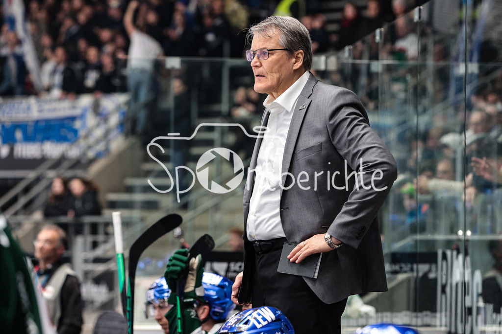 Augsburger Panther - ERC Ingolstadt | Augsburg Trainer Kai SUIKKANEN in Aktion