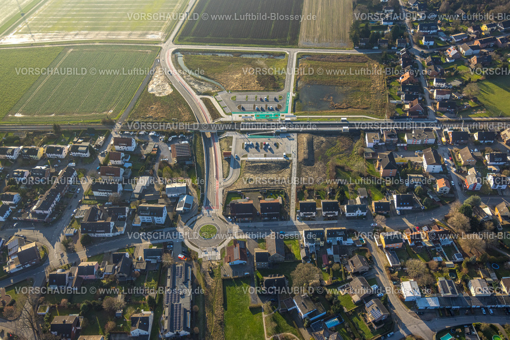 Hamm241200024 | Luftbild, geplante Nahverkehrsverbindung mit Haltepunkt in Westtünnen, Baustelle am Südfeldweg und Von-Thünen-Straße für den künftigen Bahnhaltepunkt, Bahnlinie mit Eisenbahnbrücke und Wohnsiedlung mit Kreisverkehr, Stadtbezirk Rhynern, Hamm, Ruhrgebiet, Nordrhein-Westfalen, Deutschland