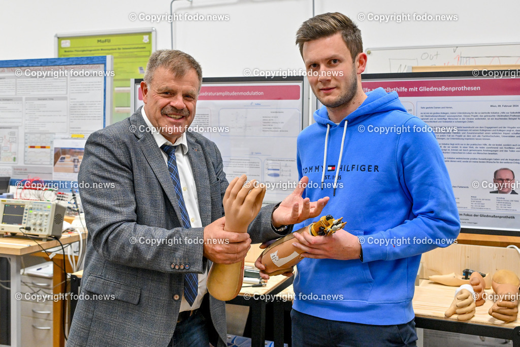 Linz_ FH Ooe Campus Linz_ Medizintechnik_ 03.04.2024-10 | 03.04.2024, Linz, AUT, FH Ooe Campus Linz, Medizintechnik, im Bild Hubert Egger (FH-Prof. Dr., Studiengang Medizintechnik, Fakultaet für Medizintechnik und Angewandte Sozialwissenschaften), Dominik Ortmayr (Studierender)