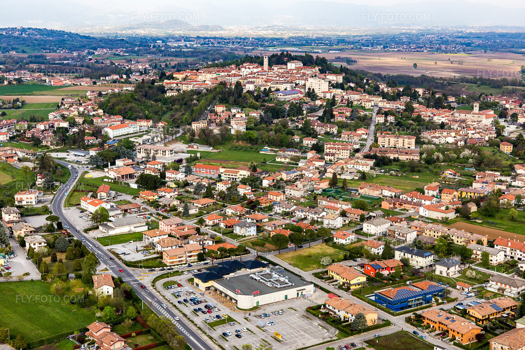 Aerial view: View of the streets and houses in the residential areas in San Daniele del Friuli in the state Udine, Italy.Photo: IMG_098760.jpg taken on 04/07/2017 by Werner Riehm/FLY-FOTO.comResolution of the original: 5472 x 3648 px
