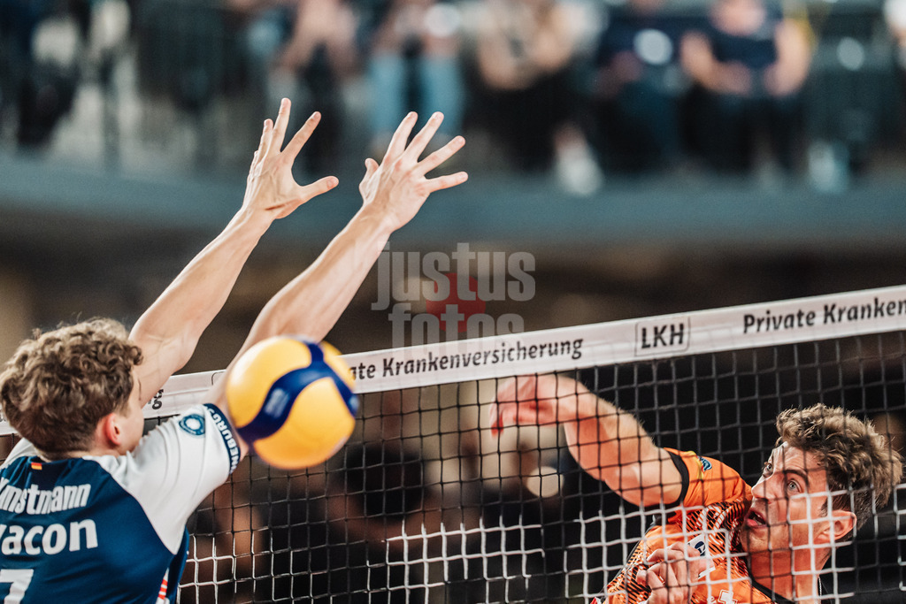 Volleyball | Herren | Saison 2024/2025 | 1. Volleyball Bundesliga Männer | Finale | SVG Lüneburg vs. BERLIN RECYCLING Volleys | 01.05.2025 | rechts Tobias Krick (#21, Berlin Recycling Volleys) beim Angriff gegen links Joscha Kunstmann (#7, SVG Lüneburg)