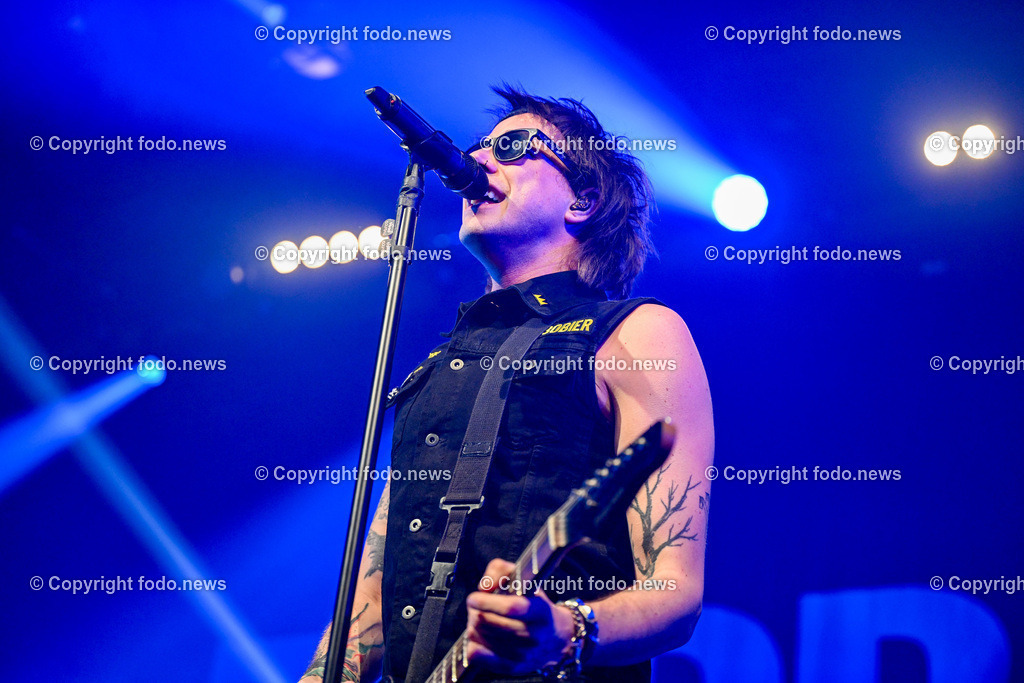 Posthof_ Turbobier_ Konzert_ 15.03.2024-38 | 15.03.2024, Linz, AUT, Posthof, Konzert Turbobier, im Bild Marco Pogo alias Dominik Wlazny (Saenger, Konzepter und Songwriter,  Gitarrist der oesterreichischen Punk-Rock-Band Turbobier, weiters Politiker der Bierpartei, Bezirksrat in Wien Simmering, Praesidentschaftskandidat, Arzt, Mediziner)