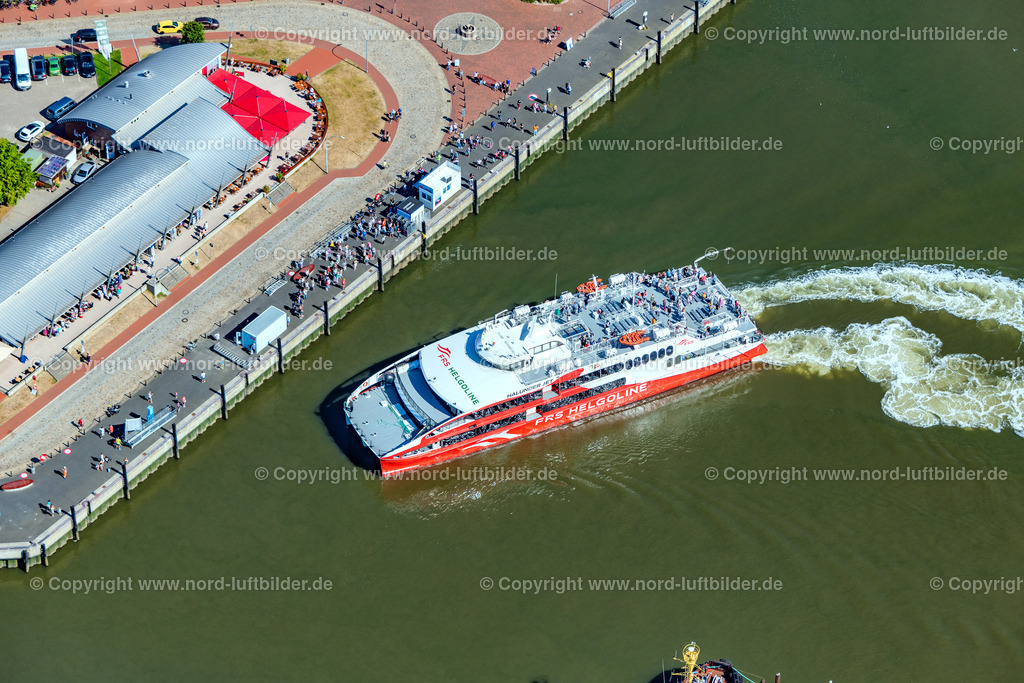 Cuxhaven_Halunder_Jet_ELS_7667130822 | CUXHAVEN 13.08.2022 Fahrt eines Fähr- Schiffes " Katamaran Halunder Jet der FRS Reederei" in Cuxhaven Hafen Alte Liebe im Bundesland Niedersachsen, Deutschland. // Travel of a ferry ship "Katamaran Halunder Jet der FRS Reederei" in Cuxhaven habour in the state Lower Saxony, Germany. Foto: Martin Elsen