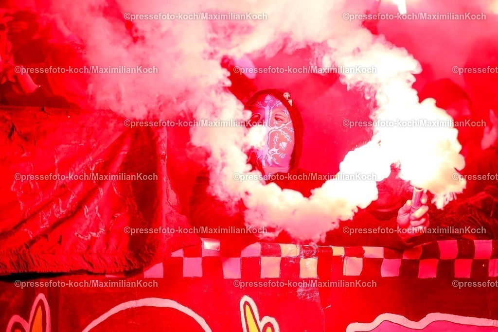 BVB10012502295 | 10.01.2025, Fußball, Borussia Dortmund - Bayer 04 Leverkusen, 1. Fußball Bundesliga, 16. Spieltag, Signal Iduna Park, Saison 2024 2025: Ultras zünden bengalisches Feuer im GästeblockDFB regulations prohibit any use of photographs as image sequences and or quasi-video.