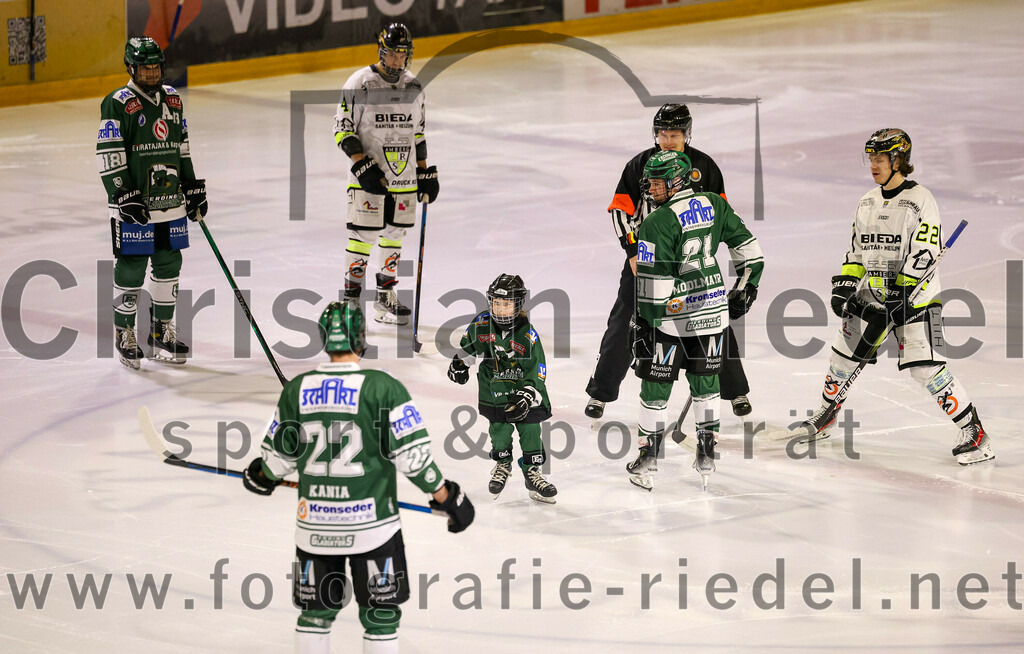 2024-02-02_022_TSV_Erding_gegen_ERSC_Amberg | Erding, Deutschland, 02.02.2024:
Eishockey, Bayernliga Vorrunde 2023 / 2024, 30. Spieltag, TSV Erding gegen ERSC Amberg, Endergebnis: 1:0

Daniel Krzizok (Erding Gladiators, #18), Jakub Kania (Erding Gladiators, #22), Erik Modlmayr (Erding Gladiators, #21), Hunter Fortin (ERSC Amberg, #22)

Foto: Christian Riedel / fotografie-riedel.net