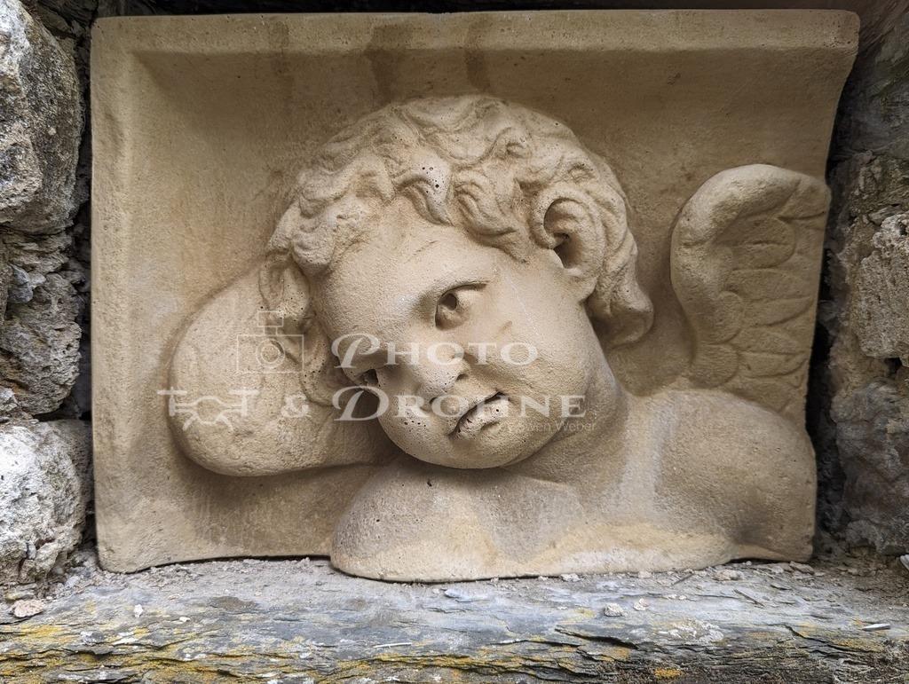 PXL_20230702_153948727.PORTRAIT.ORIGINAL | Engel im Klostergarten Oberwesel - Realisiert mit Pictrs.com