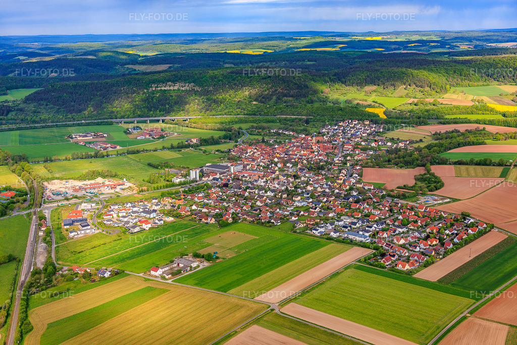 Luftbild: Ortsansicht aus Osten diesseits der A7 mit Saaletalbrücke in Elfershausen im Bundesland Bayern in Deutschland.Foto: IMG_155578.jpg vom 03.05.2026 durch Werner Riehm/FLY-FOTO.deAuflösung des Originals: 6000 x 4000 px