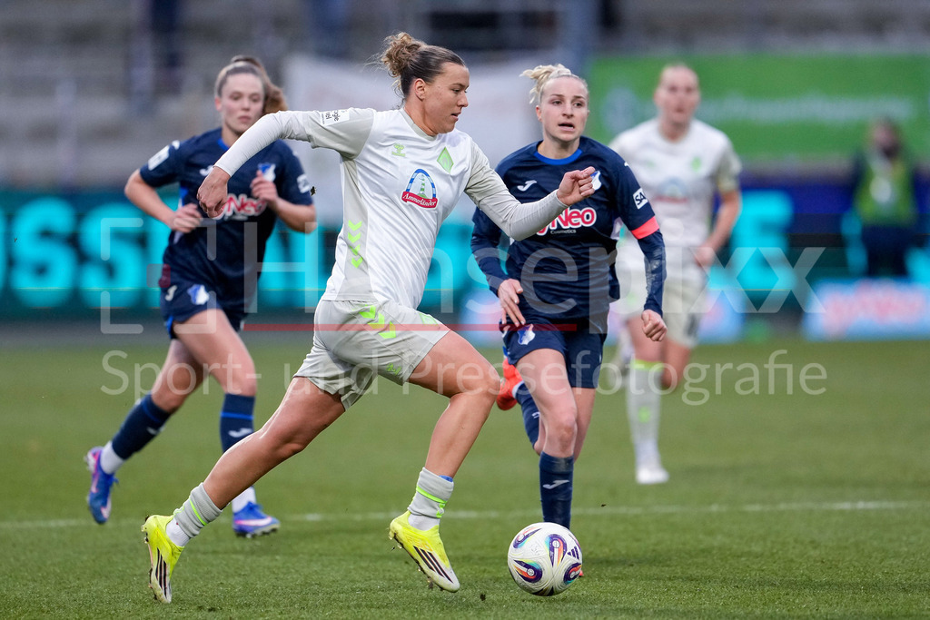 Fussball, Google Pixel Frauen-Bundesliga, TSG 1899 Hoffenheim - SV Werder Bremen | v.li.: Valesca Ampoorter (TSG, 18), Larissa Mühlhaus (Werder, 7), Vanessa Diehm (TSG, 6), Aktion, Action, Spielszene, 01.02.2026, Sinsheim (Hoffenheim)  (Deutschland), Fussball, Google Pixel Frauen-Bundesliga, TSG 1899 Hoffenheim - SV Werder Bremen, DFB/DFL REGULATIONS PROHIBIT ANY USE OF PHOTOGRAPHS AS IMAGE SEQUENCES AND/OR QUASI-VIDEO., DIE DFB-RICHTLINIEN UNTERSAGEN JEGLICHE NUTZUNG VON FOTOS ALS SEQUENZBILDER UND/ODER VIDEOÄHNLICHE FOTOSTRECKEN. DFB REGULATIONS PROHIBIT ANY USE OF PHOTOGRAPHS AS IMAGE SEQUENCES AND/OR QUASI-VIDEO.