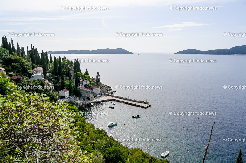Arboretum von Trsteno_ Kroatien_ 11.10.2023-66 | 11.10.2023, Kroatien, HRV, Trsteno im Bild Arboretum, Trsteno, Hafen, Pflanzen, Brunnen, Neptunbrunnen, Wege, Palmen, Eukalyptus, Lorbeer, Kakteen, Zitrus, Oliven, Filmkulisse Game of Thrones

Das Arboretum von Trsteno befindet sich etwa 18 Kilometer nordwestlich der Stadt Dubrovnik im Sueden Kroatiens. Als einziges Arboretum an der oestlichen Adria-Kueste stellt es die aelteste Sammlung exotischer Baeume und Pflanzen des Landes dar.
Die Gartenanlage befindet sich entlang der Kuestenstraße zwischen den Ortschaften Orašac und Slano.
Quelle: Wikipedia