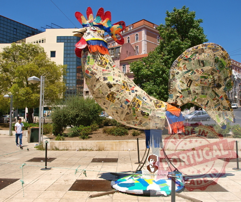 Rooster of Barcelos newspaper sculpture in Lisbon, Portugal | Large rooster sculpture made from newspaper depicting the traditional Portuguese symbol - Realized with Pictrs.com