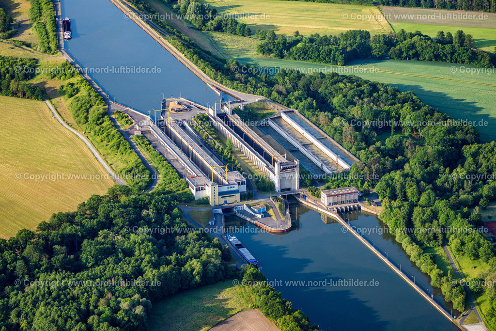 Stederdorf_Schleusengruppe_Uelzen_Mittellandkanal_ELS_0029050623 | ESTERHOLZ 05.06.2023 Schleusenanlagen am Ufer der Wasserstraße Elbe Seitenkanal in Esterholz im Bundesland Niedersachsen, Deutschland. Weiterführende Informationen bei: Wasser und Schifffahrtsverwaltung des Bundes (WSV). // Locks - plants on the banks of the waterway of the Elbe Seitenkanal in Esterholz in the state Lower Saxony, Germany. Further information at: Wasser und Schifffahrtsverwaltung des Bundes (WSV). Foto: Martin Elsen