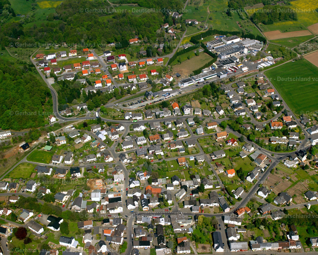 2610089 | SCHöNBACH 09.06.2006 Ortsansicht der Straßen und Häuser der Wohngebiete in Schönbach im Bundesland Hessen, Deutschland // Town View of the streets and houses of the residential areas in Schönbach in the state Hesse, Germany Foto: Gerhard Launer