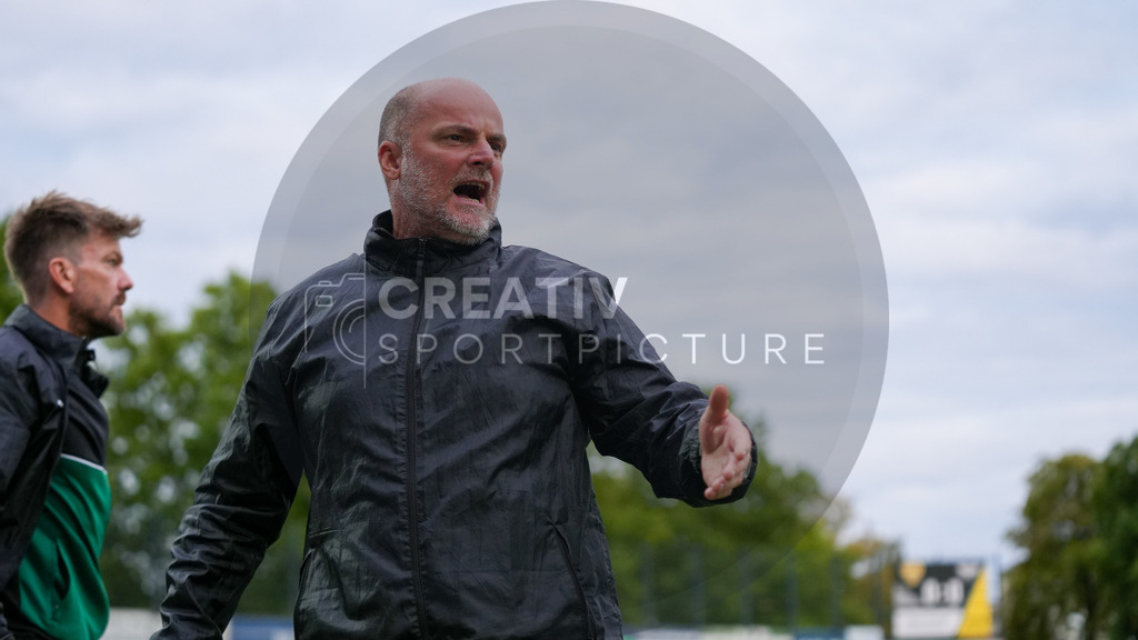 Fußball, Herren, Saison 2025/2026, Regionalliga Nordost, 4. Spieltag, FSV 63 Luckenwalde vs. BFC Preussen, Samstag 22.08.2025, Werner-Seelenbinder-Stadion Luckenwalde | Fußball, Herren, Saison 2025/2026, Regionalliga Nordost, 4. Spieltag, FSV 63 Luckenwalde vs. BFC Preussen, Samstag 22.08.2025, Werner-Seelenbinder-Stadion Luckenwalde, Im Bild: Daniel Volbert (Trainer Preussen) aktiv an der Seitenlinie. - Realisiert mit Pictrs.com