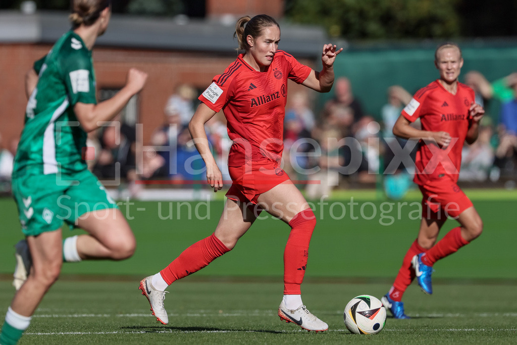 Fussball, Google Pixel Frauen-Bundesliga, SV Werder Bremen - FC Bayern München | v.li.: Sydney Lohmann (FC Bayern München, 12) am Ball, Einzelbild, Ganzkörper, Aktion, Action, Spielszene, DIE DFB-RICHTLINIEN UNTERSAGEN JEGLICHE NUTZUNG VON FOTOS ALS SEQUENZBILDER UND/ODER VIDEOÄHNLICHE FOTOSTRECKEN. DFB REGULATIONS PROHIBIT ANY USE OF PHOTOGRAPHS AS IMAGE SEQUENCES AND/OR QUASI-VIDEO.