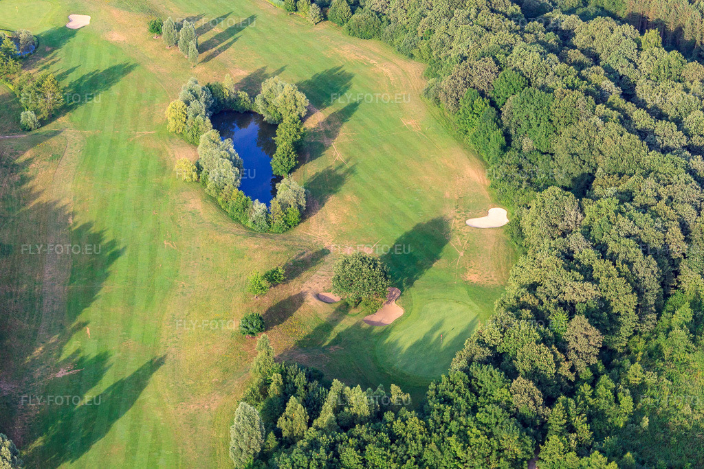 Vue aérienne: Étangs et greens du club de golf de Baden-Baden Soufflenheim à Soufflenheim dans le département Bas Rhin, France – .Photo: IMG_30482.jpg prise le 09/07/2010 par Werner Riehm/FLY-FOTO.eu – Résolution de l'original: 4752 x 3168 px