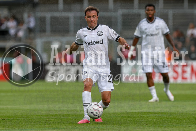 21.08.2026, GER, Fussball, Herren, DFB-Pokal, Saison 2026/2027, SC St. Tönis vs Eintracht Frankfurt | Mario Götze (Frankfurt) in Aktion am Ball, Einzelaktion