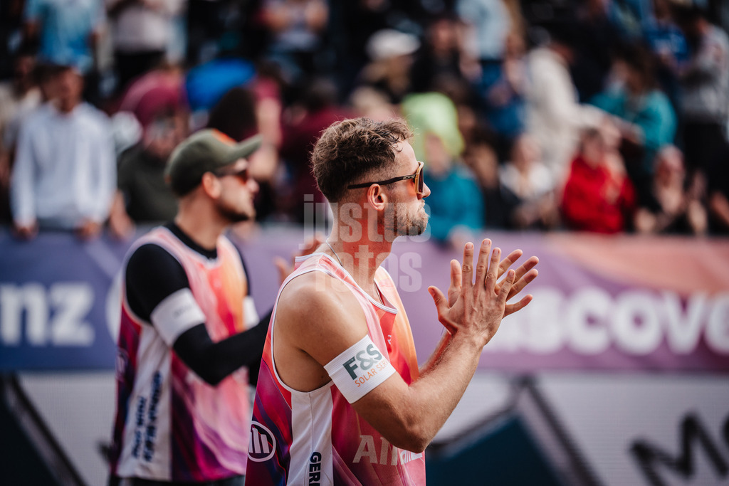 Beachvolleyball | Männer | Deutsche Meisterschaften 2025 Timmendorfer Strand | 05.09.2025 | Jonas Sagstetter applaudiert dem Publikum