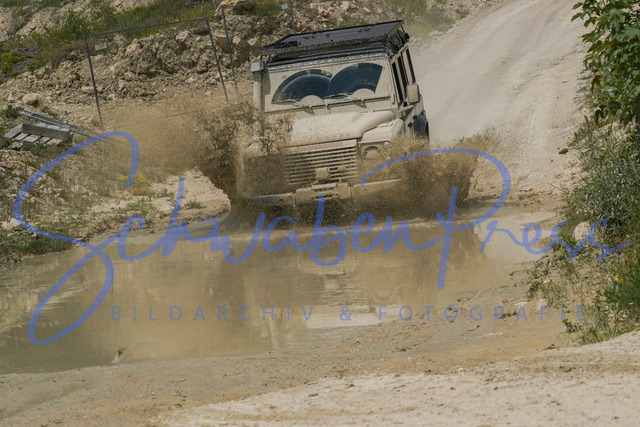 DSC08946 | Vierradfahrzeuge testen unterschiedliches Terrain - ueber Stock und Stein

Offroad Grundkurs im Steinbruch. Unterschiedliche Fahrgegebenheiten mit dem gelaendegaengigem Offroad-Fahrzeug. 

Deutschland, Geisingen, Steinbruch Meichle und Mohr, 10.06.2023