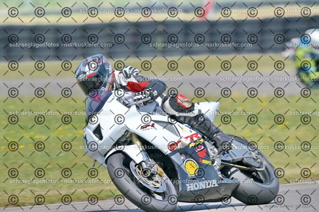 26BT02-2202 | markuskiefer.com - Realisiert mit Pictrs.com