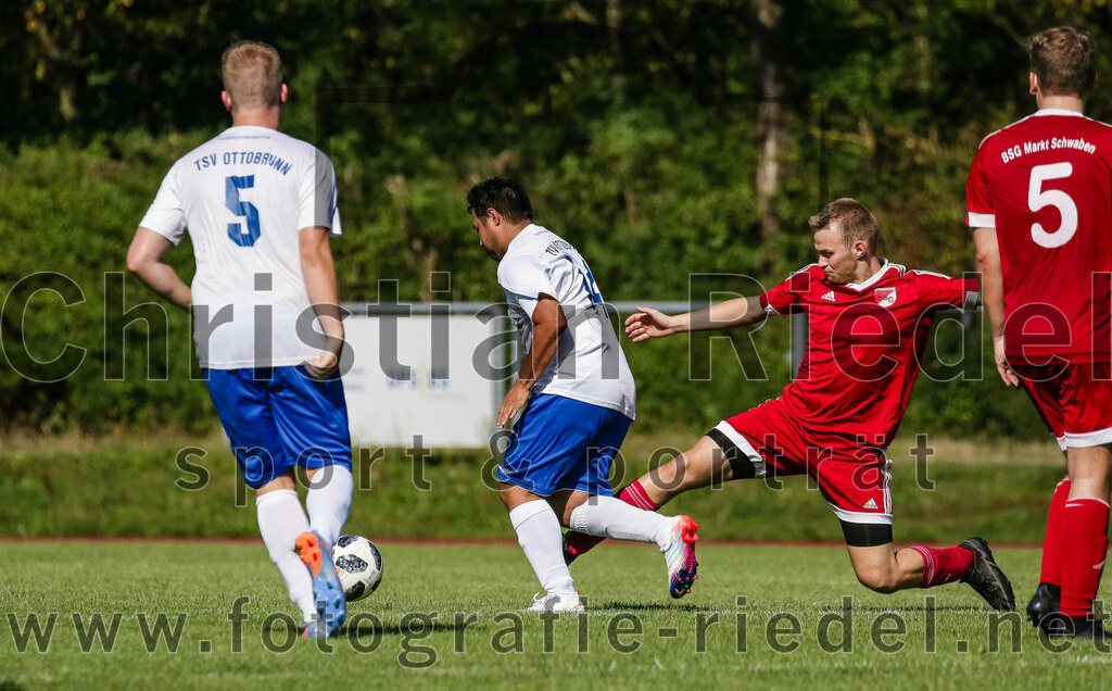 2023-08-19_035_SG_Markt_Schwaben_II_gegen_TSV_Ottobrunn_III | Markt Schwaben, Deutschland, 19.08.2023:
Fußball, C-Klasse 2023 / 2024, 1. Spieltag, (SG) Markt Schwaben II gegen TSV Ottobrunn III, Endergebnis: 0:4

Merlin Oehmen (TSV Ottobrunn, #5), Manop Kwanchuay (TSV Ottobrunn, #14), Michael Fischer (SG Markt Schwaben, #5)

Foto: Christian Riedel / fotografie-riedel.net
