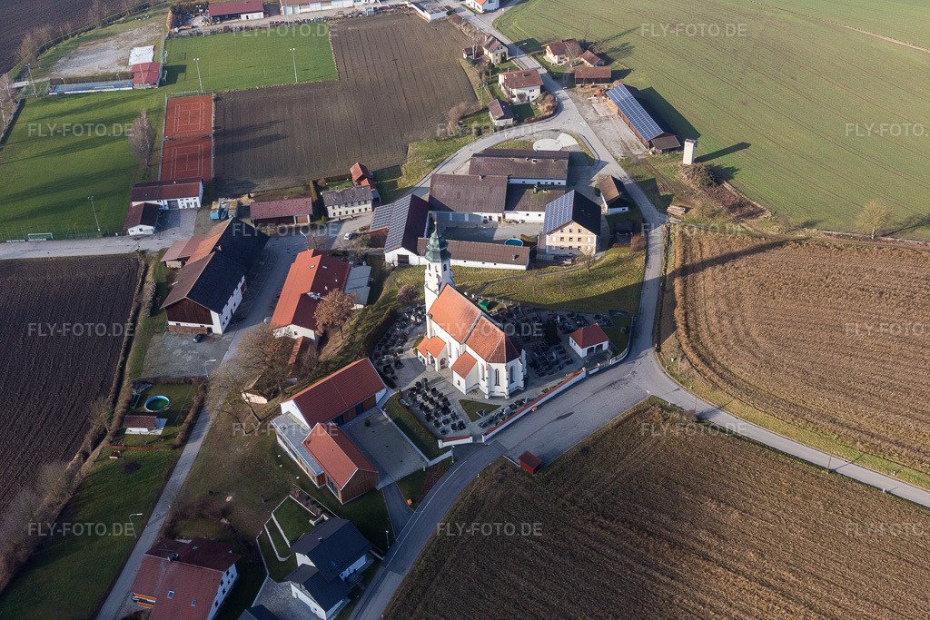 Luftbild: Kirchengebäude an der Rott im Ortsteil Schmidham in Ruhstorf im Bundesland Bayern in Deutschland. Foto: IMG_096026.jpg vom 29.12.2016 durch Werner Riehm/FLY-FOTO.de