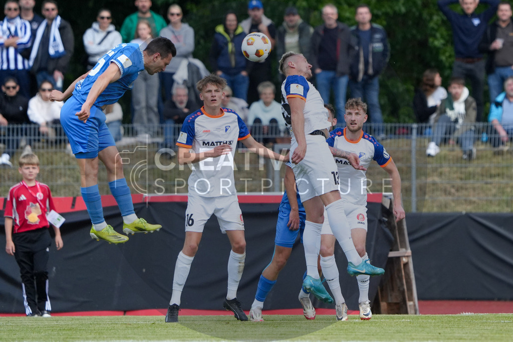 Fußball, Herren, Saison 2024/2025, Finaltag der Amateure 2025, Landespokal Brandenburg, Finale, VfB 1921 Krieschow vs. RSV Eintracht 1949, Samstag 24.05.2025, Volksparkstadion Neuruppin, | Fußball, Herren, Saison 2024/2025, Finaltag der Amateure 2025, Landespokal Brandenburg, Finale, VfB 1921 Krieschow vs. RSV Eintracht 1949, Samstag 24.05.2025, Volksparkstadion Neuruppin, Im Bild: Caio Mazzo Nogueira (l. RSV) und Martin Zurwasky (r. Krieschow) im Kopfballduell - Realisiert mit Pictrs.com