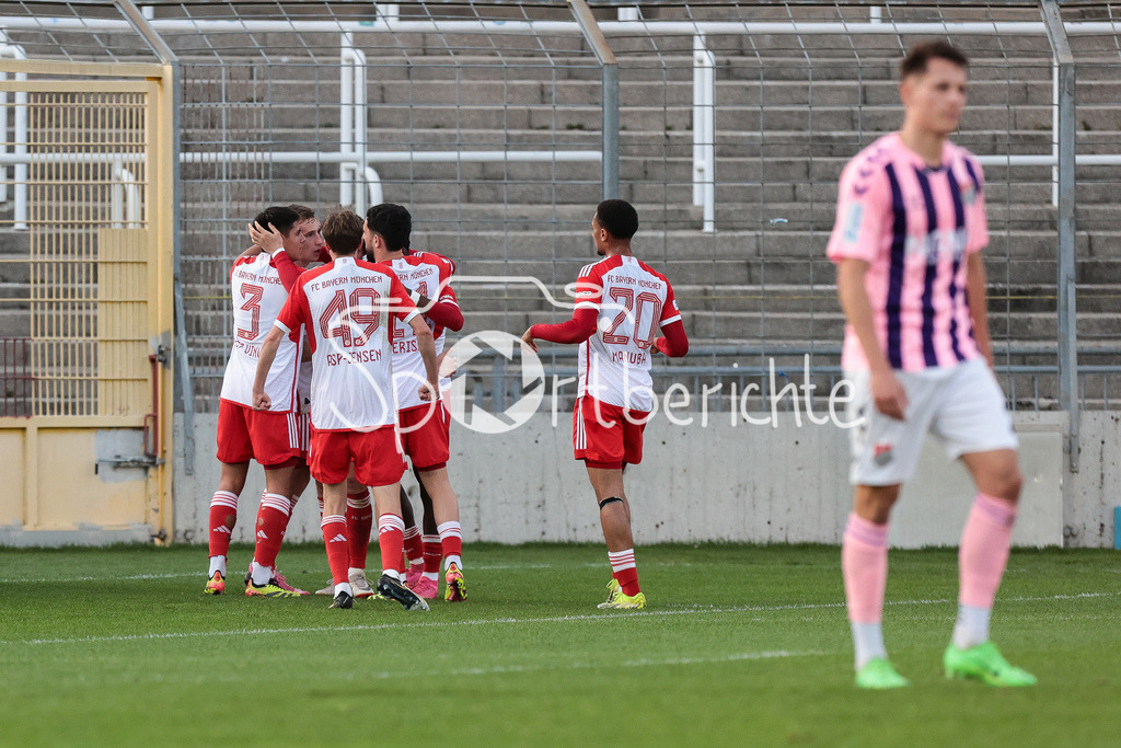 FC Bayern Amateure - TSV Aubstadt | Jubel der Bayern Amateure nach dem Tor zum 1-0 durch Lovro ZVONAREK (FCB #8) / Freude / Treffer / Torschuetze