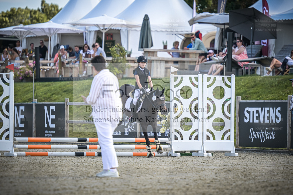 DOS_0047 | Entdecke hochwertige Reitturnierfotos von Foto Oger. Professionell, emotional und authentisch – jetzt Lieblingsmomente im Shop bestellen. - Realisiert mit Pictrs.com