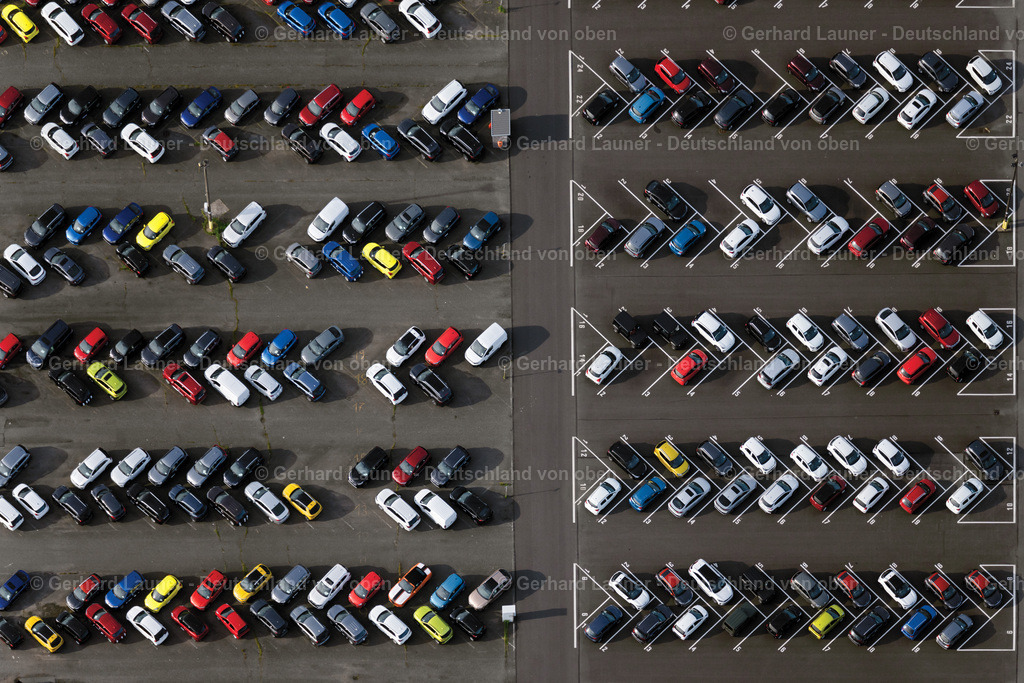 4030622 | BREMERHAVEN 01.06.2020 Senkrecht- Luftbild aus der Satelliten- Perspektive vom Parkplatz und Abstellfläche für Automobile - PKW am Überseehafen in Bremerhaven im Bundesland Bremen, Deutschland. // Vertical aerial view from the satellite perspective of the parking and storage space for automobiles on Ueberseehafen in Bremerhaven in the state Bremen, Germany. Foto: Gerhard Launer