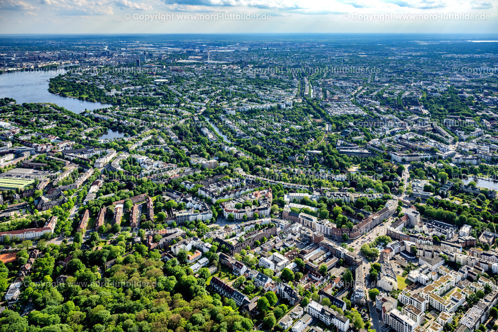 Hamburg_Winterhude_ELS_5903180522 | HAMBURG 18.05.2022 Stadtteilansicht von Winterhude Winterhuder Marktplatz in der Hansestadt Hamburg. // View of the Winterhude part on the Eastern riverbank of the Aussenalster in the Hanseatic city on place Winterhuder Marktplatz of Hamburg in Germany. Foto: Martin Elsen