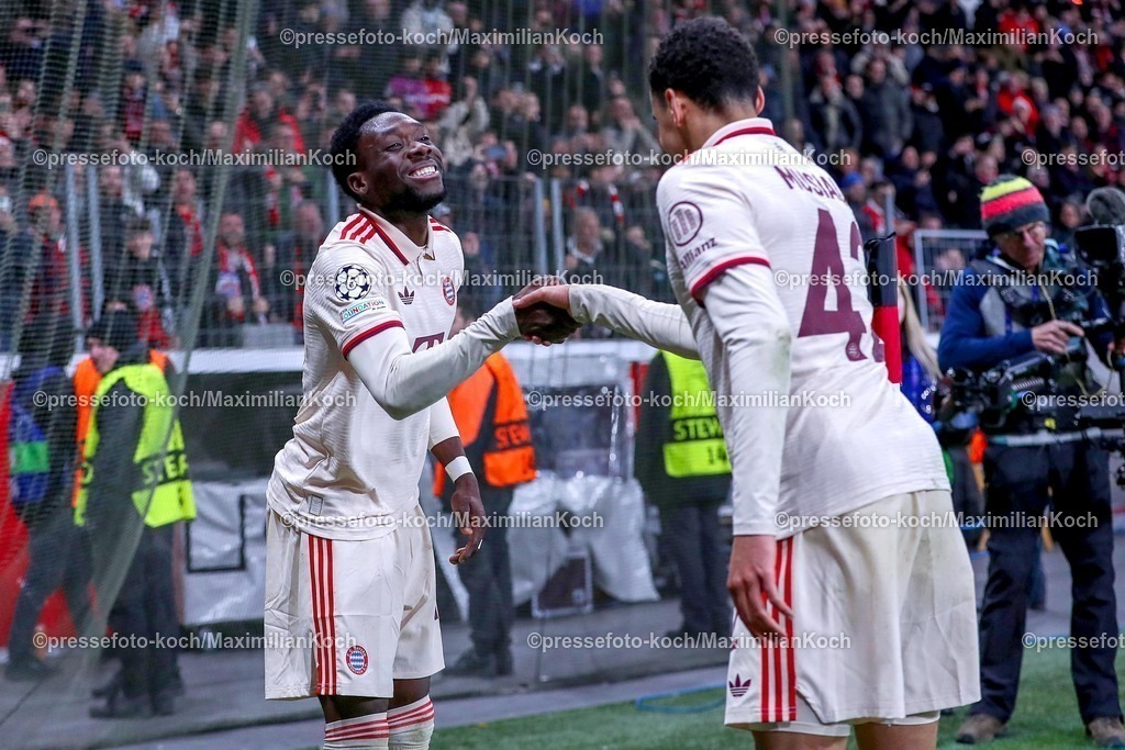 UCL11032501108 | 11.03.2025, Fußball, UEFA Champions League, Bayer 04 Leverkusen - FC Bayern München, Achtelfinale Rückspiel, BayArena, Saison 2024 2025: Torjubel nach dem 2:0 durch Torschütze Alphonso Davies (FC Bayern #19) zusammen mit Jamal Musiala (FC Bayern #42)DFB regulations prohibit any use of photographs as image sequences and or quasi-video.