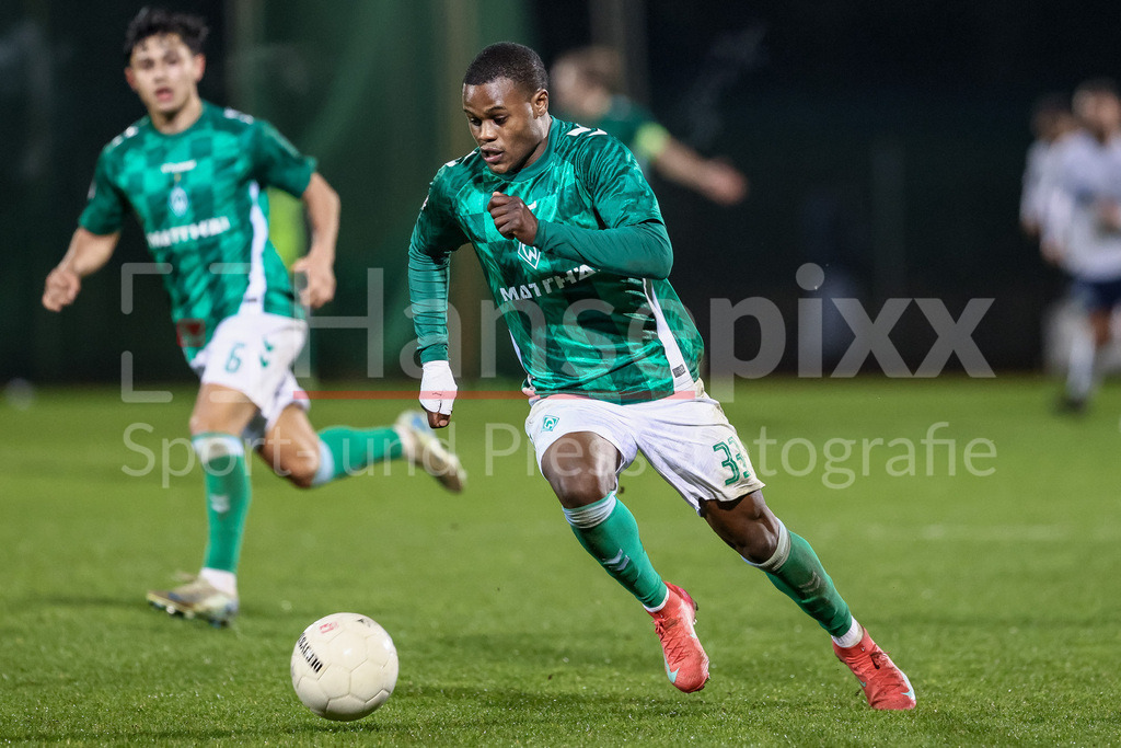 Fussball, Regionalliga Nord, SV Werder Bremen II - VfB Oldenburg | v.li.: Abdenego Nankishi (SV Werder Bremen II, 33) am Ball, Einzelbild, Ganzkörper, Aktion, Action, Spielszene
