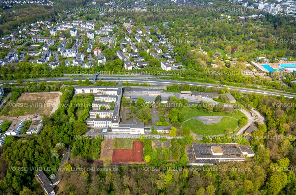 Essen240400800 | Luftbild, ehemalige Polizeischule Polizeikaserne, freie Wiesenfläche an der Autobahn A52, hinten Hochhaus und Mietshäuser WohnSiedlung mit Inselnamen, Grugapark, Bredeney, Essen, Ruhrgebiet, Nordrhein-Westfalen, Deutschland