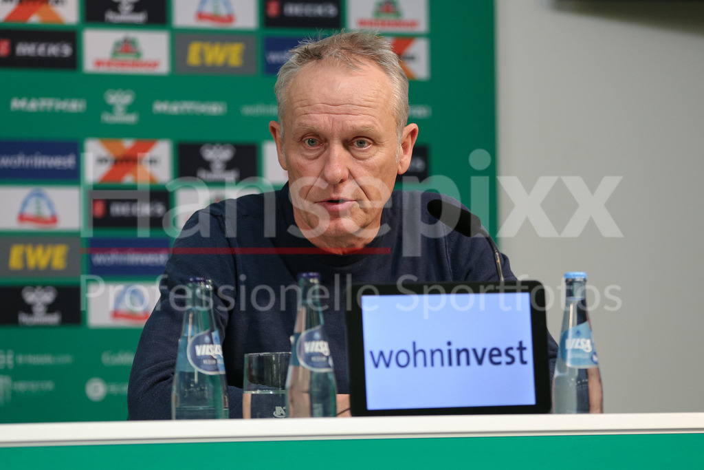 Fussball, Bundesliga, SV Werder Bremen - SC Freiburg | v.li.: Christian Streich (Trainer, SC Freiburg) während der Pressekonferenz, Portrait, Nahaufnahme, Einzelfoto, Einzelbild, DIE DFL-RICHTLINIEN UNTERSAGEN JEGLICHE NUTZUNG VON FOTOS ALS SEQUENZBILDER UND/ODER VIDEOÄHNLICHE FOTOSTRECKEN. DFL REGULATIONS PROHIBIT ANY USE OF PHOTOGRAPHS AS IMAGE SEQUENCES AND/OR QUASI-VIDEO.