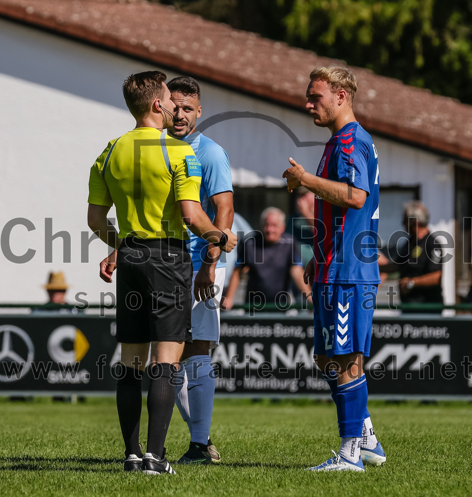 2023-09-16_106_FC_Langengeisling_gegen_TSV_Dorfen | Erding, Deutschland, 16.09.2023:
Fußball, Bezirksliga Oberbayern Ost 2023 / 2024, 9. Spieltag, FC Langengeisling gegen TSV Dorfen, Endergebnis: 3:1

Schiedsrichter Raffael Dauner, Maximilian Hintermaier (FC Langengeisling, #13), Alexander Heilmeier (TSV Dorfen, #23)

Foto: Christian Riedel / fotografie-riedel.net