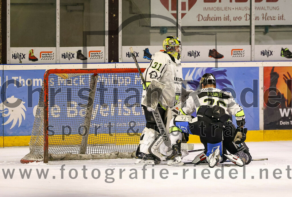 2024-02-16_047_TSV_Erding_gegen_ERSC_Amberg | Erding, Deutschland, 16.02.2024:
Eishockey, Bayernliga Playoffs 2023 / 2024, 1. Spieltag, TSV Erding gegen ERSC Amberg, Endergebnis: 1:2

Torwart Timon Bätge (ERSC Amberg, #31), Felix Feder (ERSC Amberg, #76), Leon Abstreiter (Erding Gladiators, #72)

Foto: Christian Riedel / fotografie-riedel.net