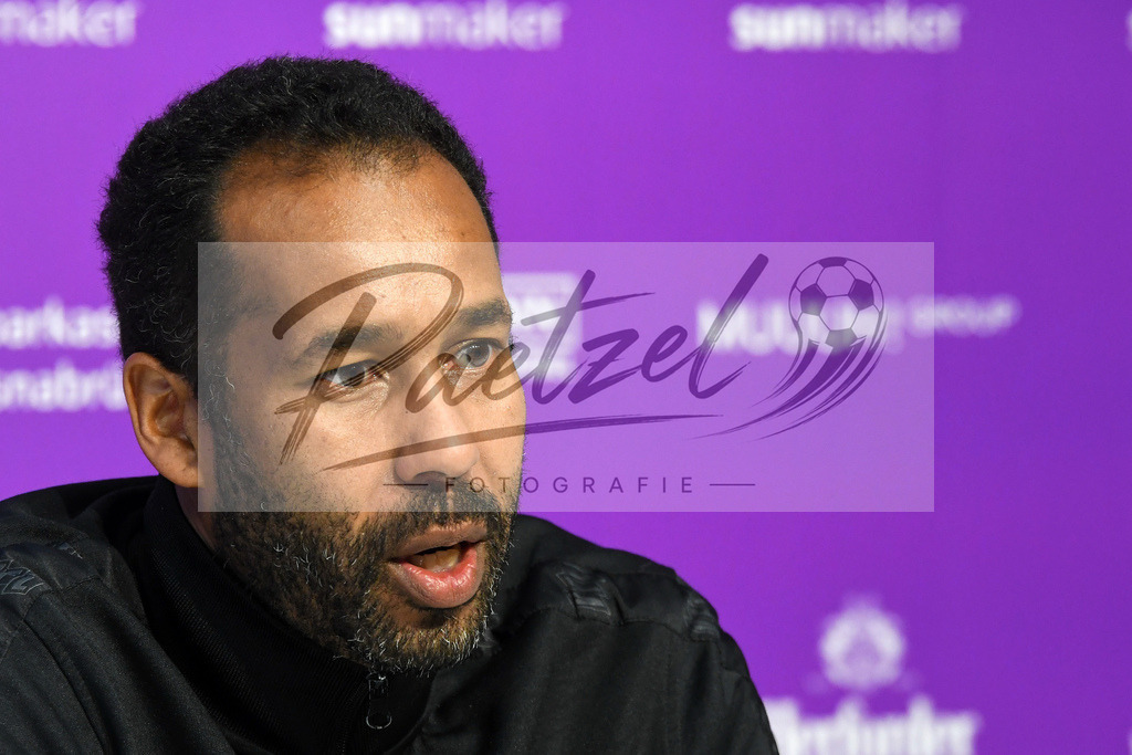 20200127_PKOSNA_0029 | Fußball, Herren: Trainer Daniel Thioune (VfL Osnabrück) schaut bei der Pressekonferenz des VfL Osnabrück am 27.01.2020 im Stadion an der Bremer Brücke in Osnabrück, Deutschland.(Foto von Nico Paetzel) - Realisiert mit Pictrs.com