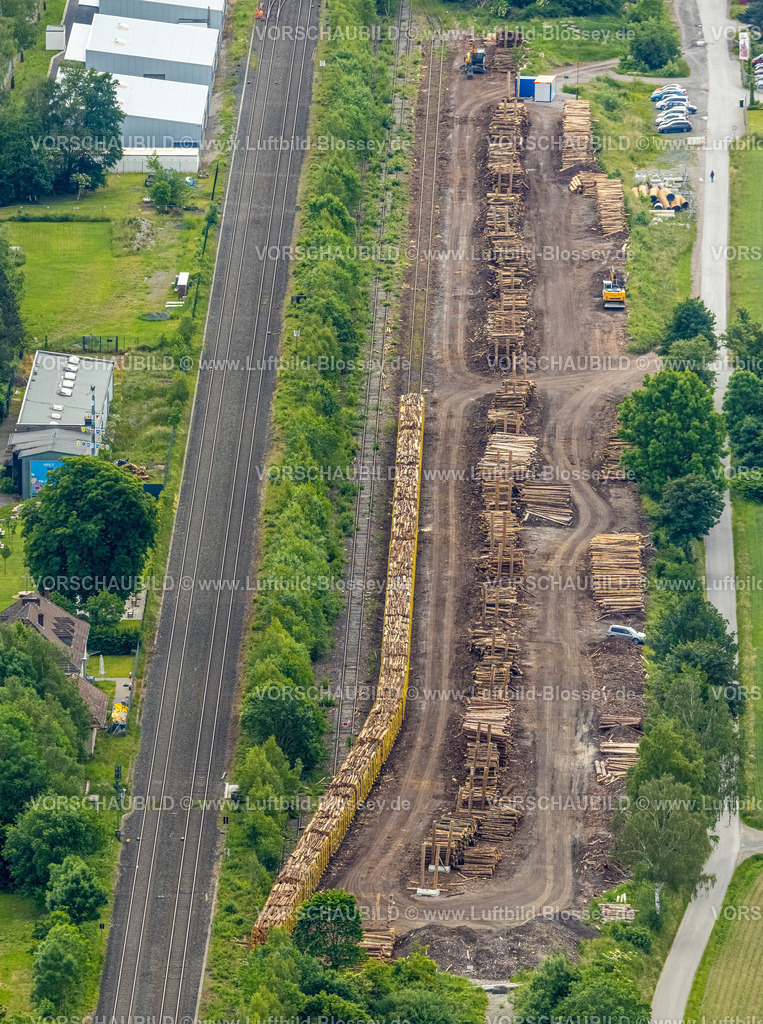 Meschede220600843 | Luftbild, Sägewerk Hüster, Holzverladestelle an der Bahnlinie Im Ruhrtal, Neubau 4 Häuser Südstraße, Wennemen, Meschede, Sauerland, Nordrhein-Westfalen, Deutschland
