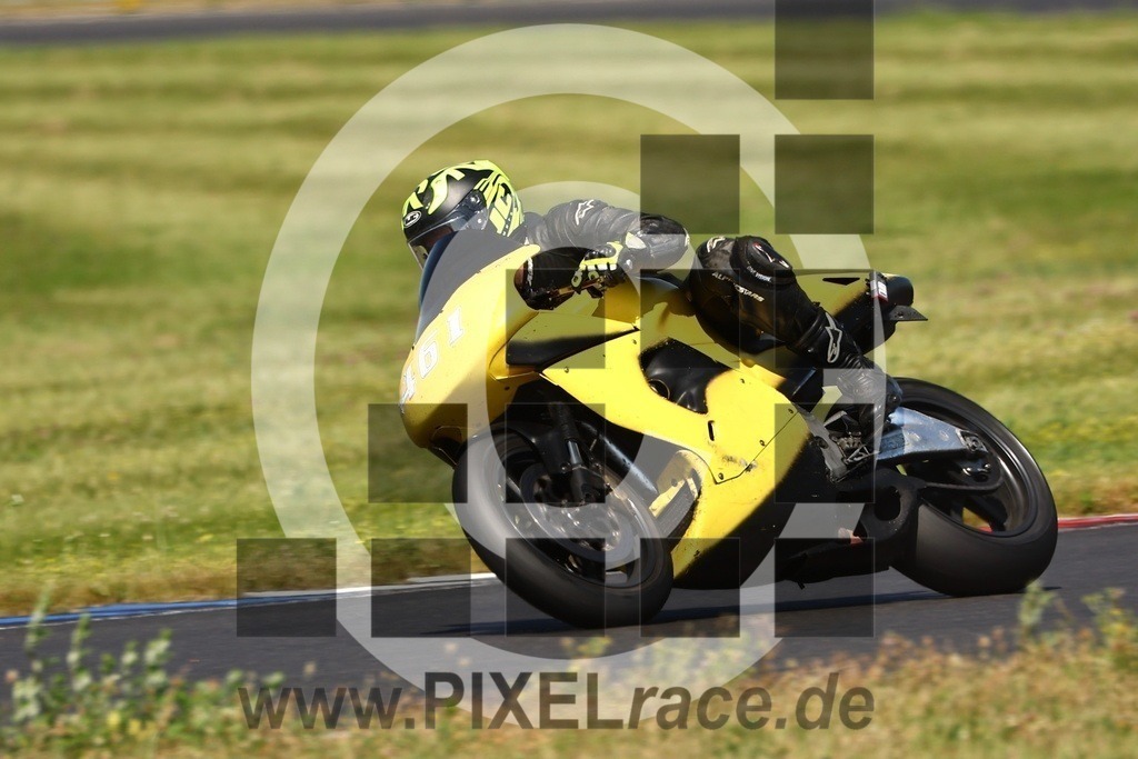 0461-20250620_11382 | Schöne Erinnerungen an spannende Momente - das festzuhalten ist unser Job. PIXELrace.de ist seit 2003 auf den Rennstrecken Europas unterwegs um die Action draußen beim Fahren und die wunderbare Stimmung imm Fahrerlager für euch einzufangen.