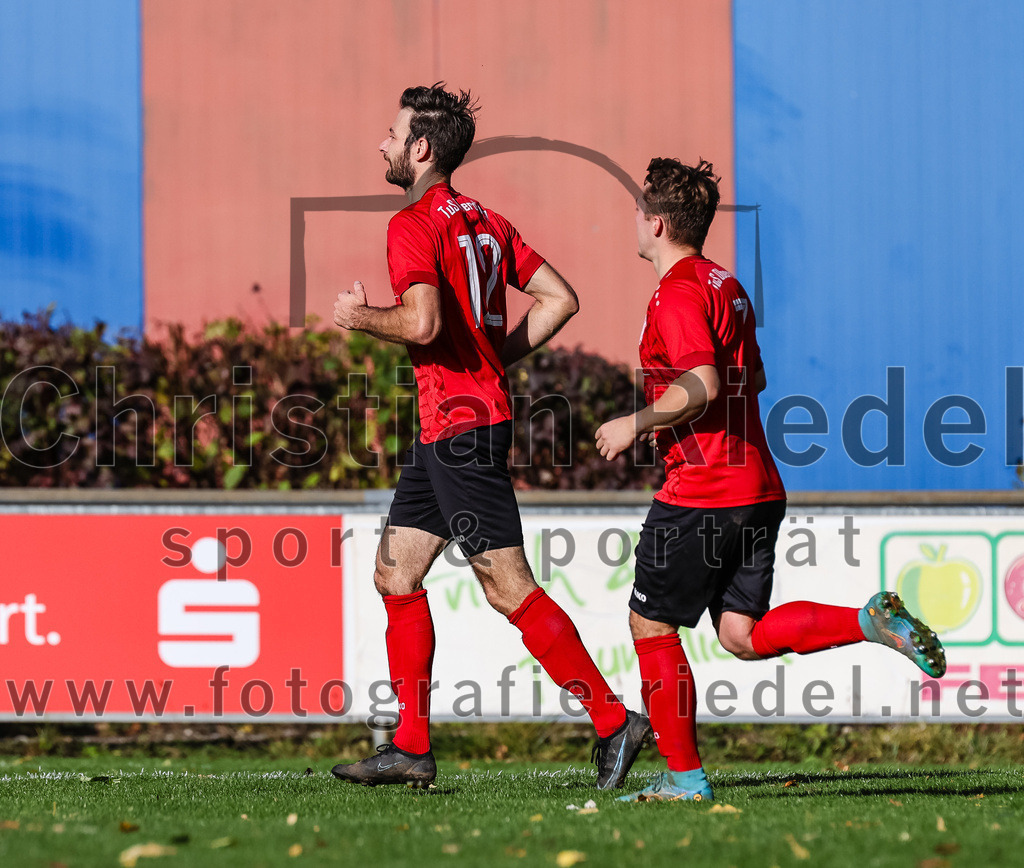 2023-11-05_094_FC_Herzogstadt_gegen_TuS_Oberding | Erding, Deutschland, 05.11.2023:
Fußball, Kreisklasse 2023 / 2024, 14. Spieltag, FC Herzogstadt gegen TuS Oberding, Endergebnis: 4:5

Jubel nach dem Tor zum 1:4 durch Markus Weber (TuS Oberding, #12), Sebastian Stemmer (TuS Oberding, #7)

Foto: Christian Riedel / fotografie-riedel.net