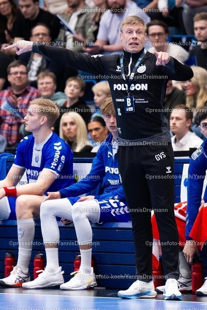 xYDR07032501037 | 07.03.2025, xydrx, Handball, 1.HBL, VFL Gummersbach - SG BBM Bietigheim, Schwalbe-Arena: Gudjon Valur Sigurdsson (Cheftrainer VFL Gummersbach) gestikuliert, dirigiert sein Team