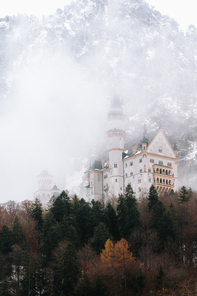 Neuschwanstein im Nebel | Eigentlich im Frühling - Realisiert mit Pictrs.com