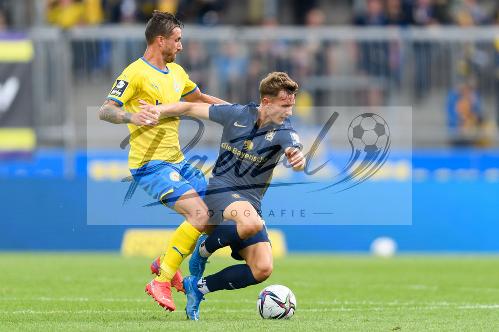 EBSTSV20210828_167 | Fussball, Herren: Robin Krausse (Eintracht Braunschweig) und Erik Tallig (TSV 1860 Muenchen) im Zweikampf beim Spiel der 3. Liga zwischen Eintracht Braunschweig und TSV 1860 Muenchen im Eintracht-Stadion am 28.08.2021 in Braunschweig, Deutschland.DFB / DFL REGULATIONS PROHIBIT ANY USE OF PHOTOGRAPHS AS IMAGE SEQUENCES AND/OR QUASI-VIDEO. - Realisiert mit Pictrs.com